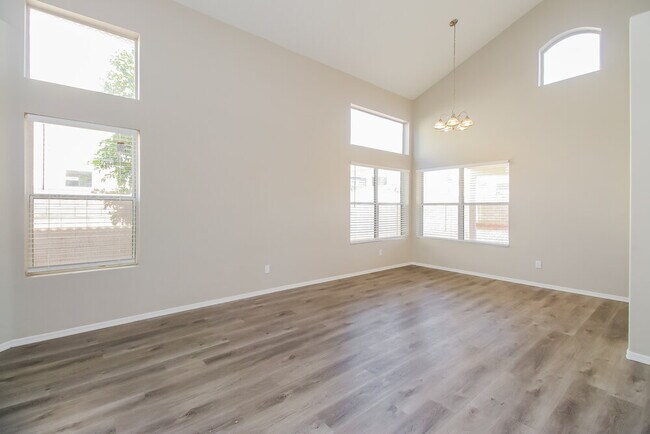 Foto del edificio - 633 S Balboa