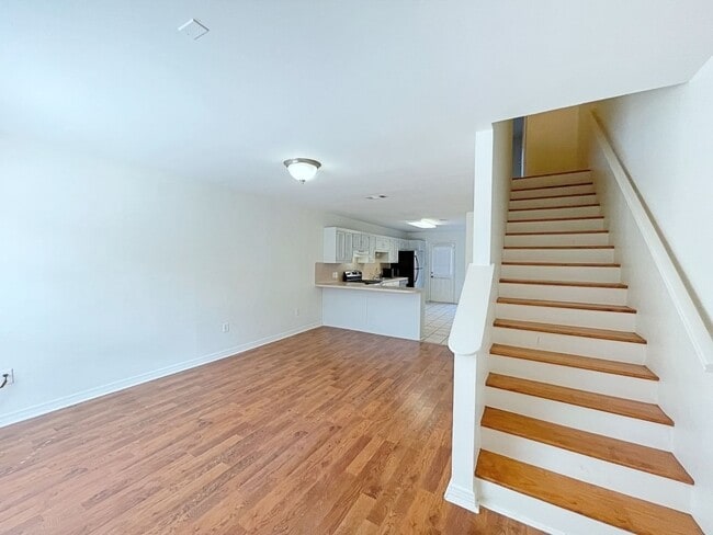 Building Photo - 2 Bedroom Townhouse off Perkins in Gated c...