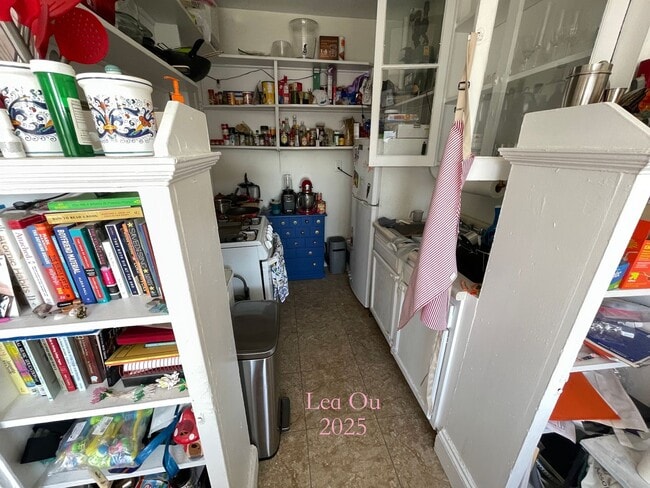 Building Photo - NO BROKER FEE! Available 9/1 Studio in Fen...