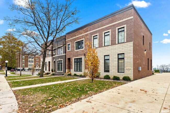 Foto del edificio - 824 W Moss Ave