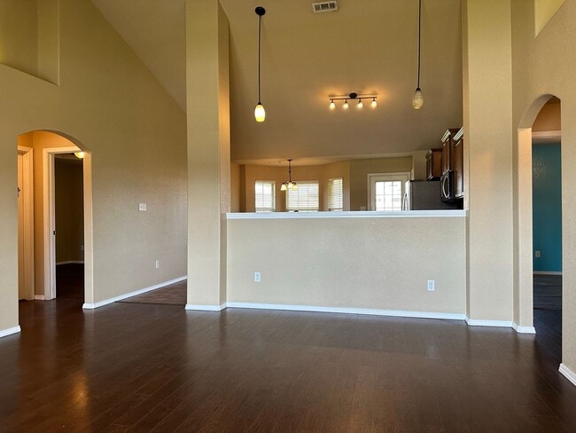 Building Photo - * Move-In Special * Beautiful Living: 3 Be...