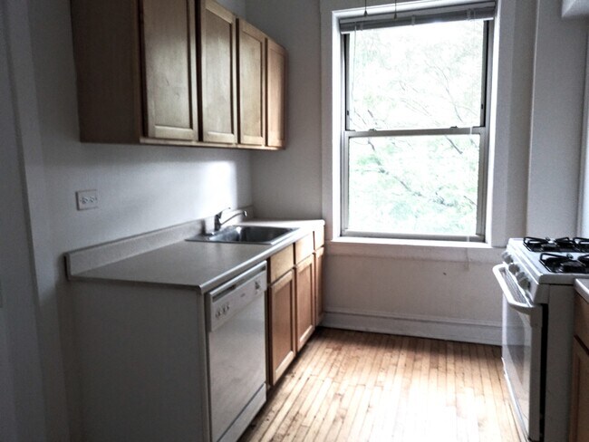 Building Photo - 3800 N Wilton Ave
