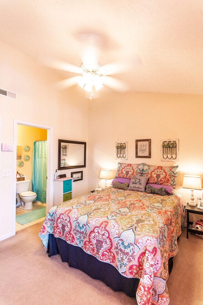Master Bedroom - 284 Beaverview Dr