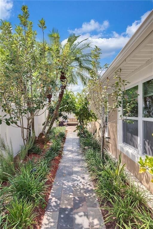 Building Photo - 879 W Charing Cross Cir