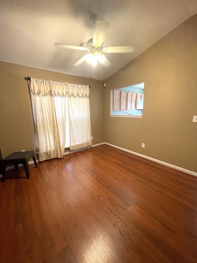 Foto del edificio - 729 Royal Oaks Dr