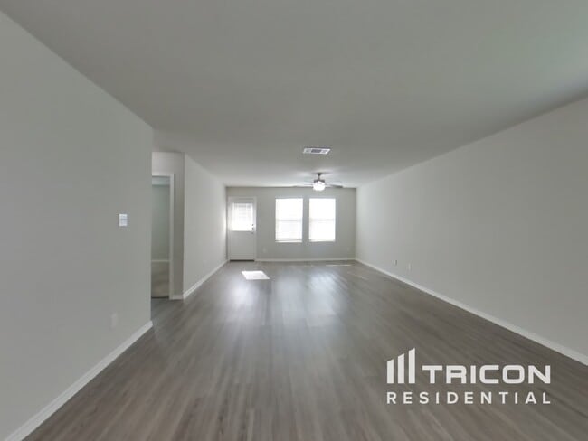 Building Photo - 4930 Everett Loop