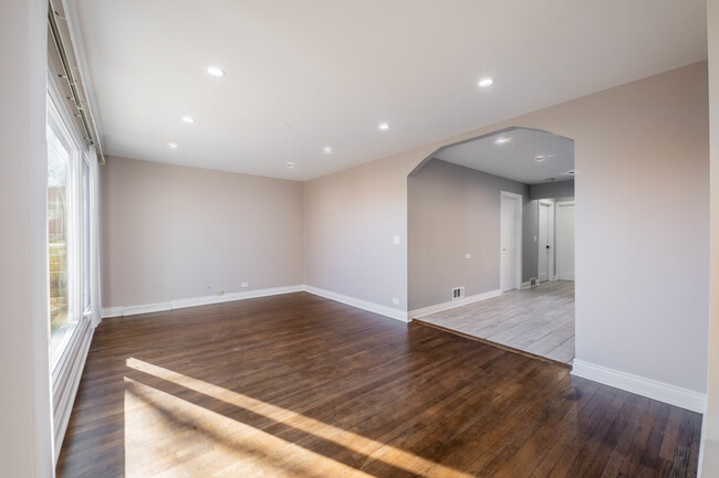 Building Photo - 4614 S Leclaire Ave