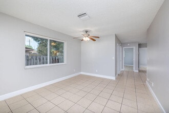 Building Photo - 917 SE Nassau Ave