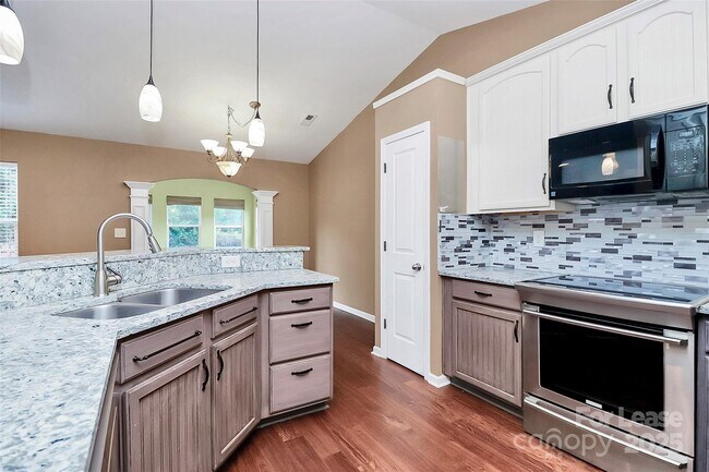 Building Photo - 7000 Dacian Ln