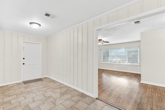 Building Photo - 1101 W Semands St