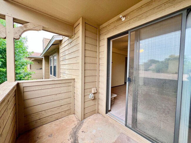 Foto del edificio - ?Cute Upstairs Condo Near Quail Springs Ma...