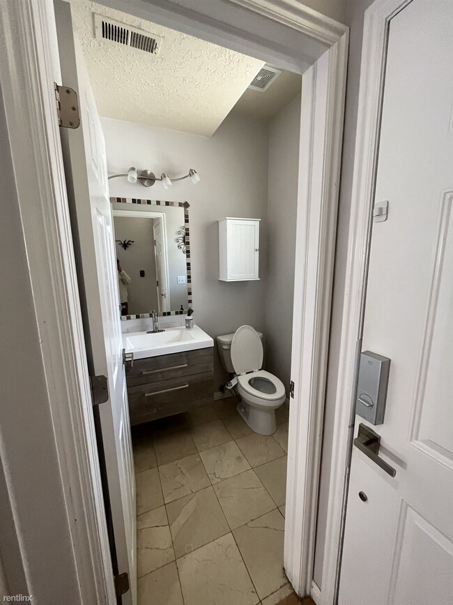 Building Photo - 3 br, 2.5 bath Townhome - 1560 Vivante Way...