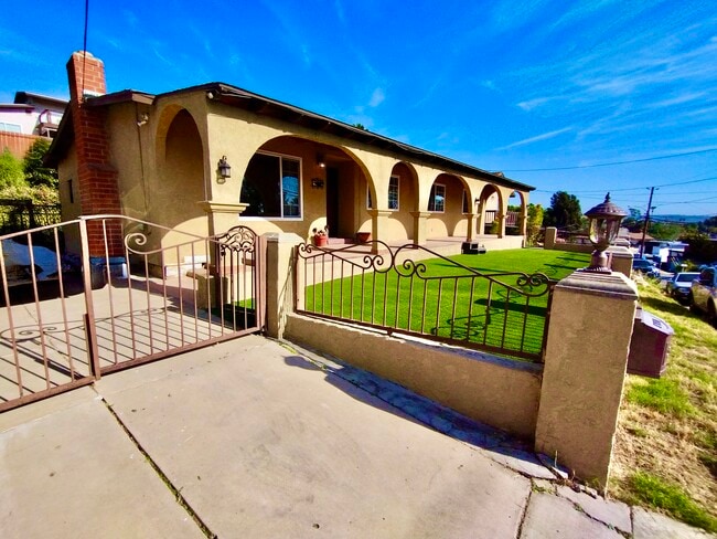 Building Photo - 909 Galopago St