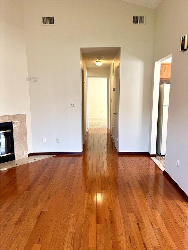 Foto del edificio - 4001 Whispering Hills Dr