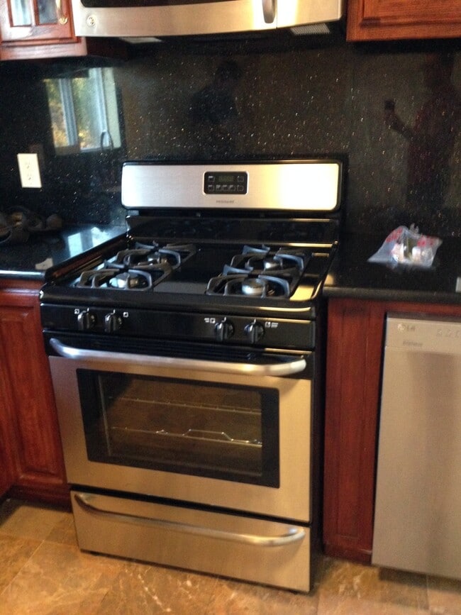 Foto del edificio - this will be gone this weekend! Rare change to rent a 2005 built 2 bedroom house HOUSE in Glassel...