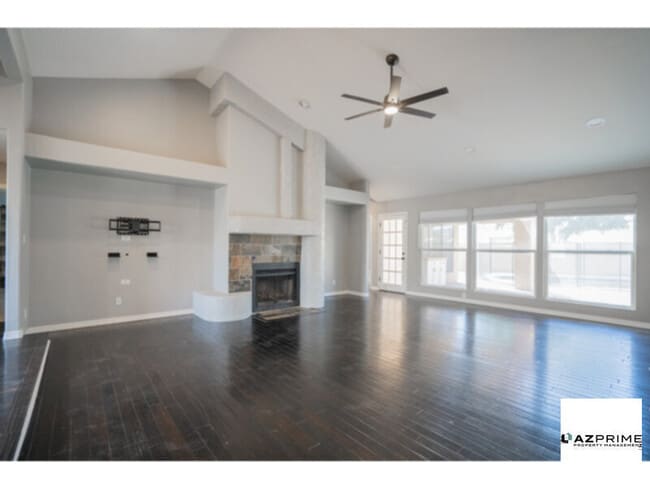 Building Photo - Live Beautifully in this Updated 4/2 Phoen...