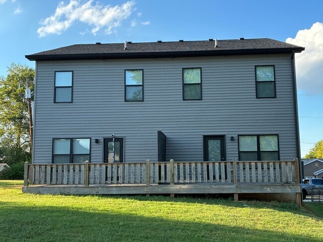 Building Photo - **LESS THAN 10 miles to Fort Knox**