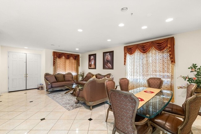 Building Photo - Beautiful 2 Story Home