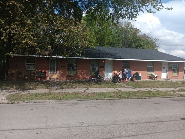 Foto del edificio - 323 E 8th St