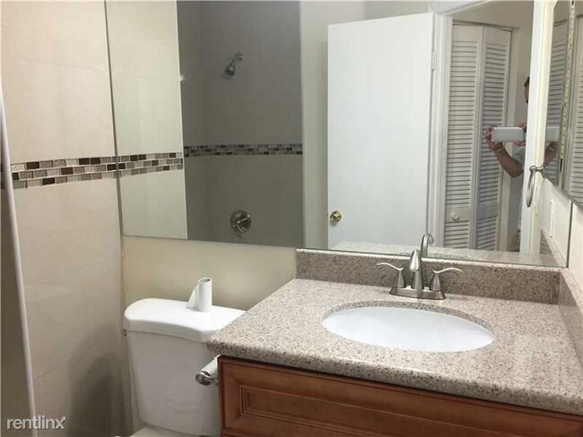 Foto del edificio - 7039 Woodmont Way