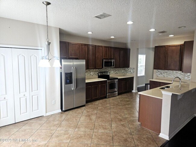 Foto del edificio - Large 5/3 home ready to move in