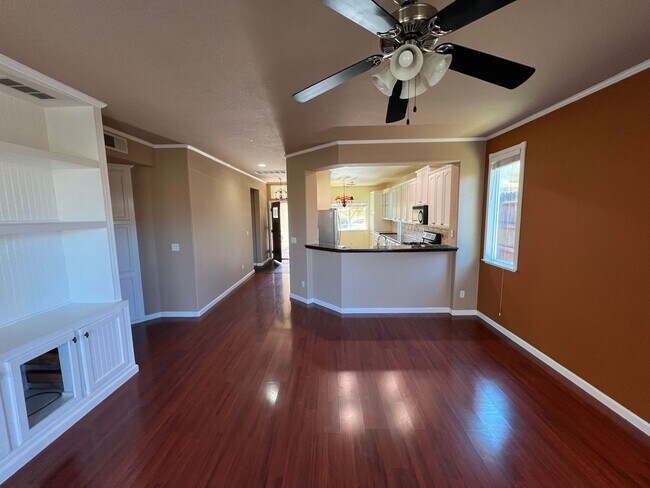 Building Photo - Lovely 3 Bedroom Empire Ranch Home with sm...