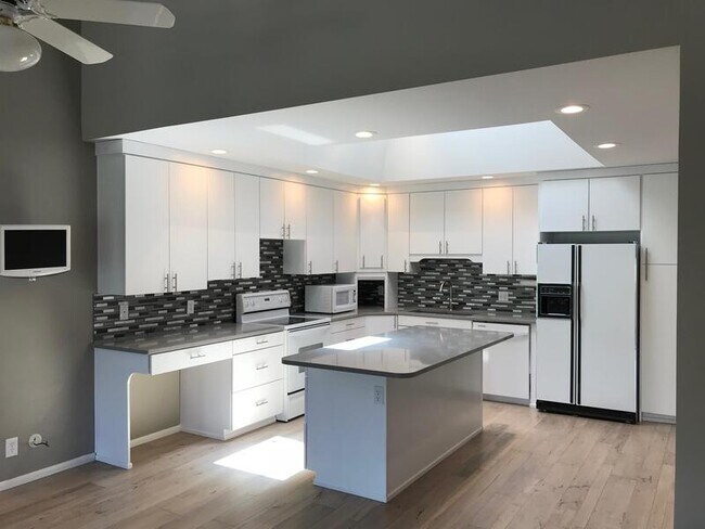 Foto del edificio - 3635 Cove Point Dr