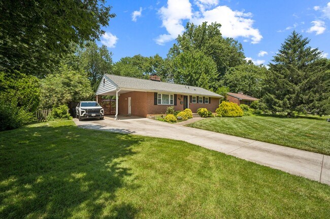 Building Photo - Charming 4 Bedroom Brick Home - Ideal Loca...
