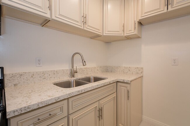 Building Photo - 14024 Oxnard St