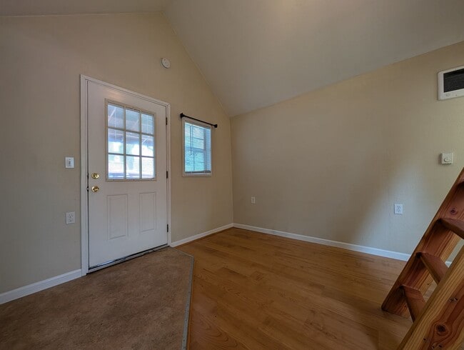 Photo - Great Studio Near Willamette ~ All Utilities Included! House