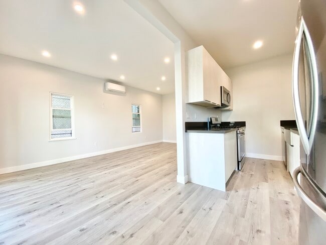 Building Photo - 141 N Swall Dr