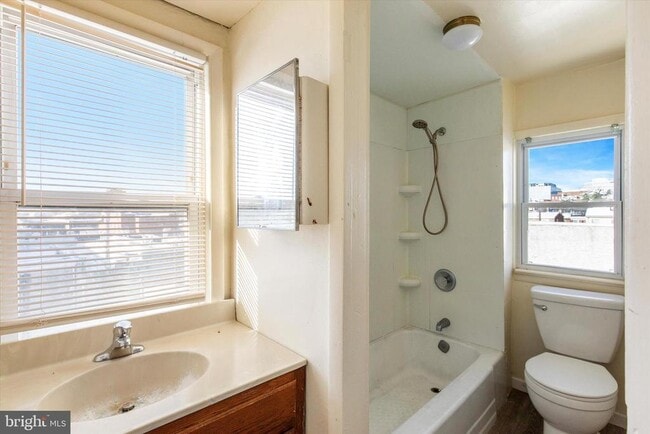 Building Photo - 326 E Airy St