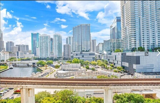 Foto del edificio - 690 SW 1st Ct