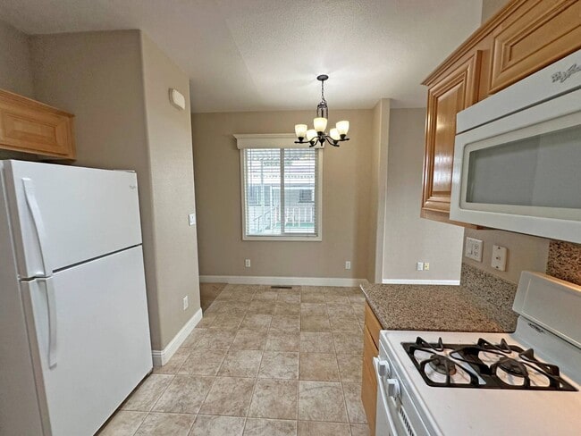 Foto del edificio - 1221 E Cypress Ave