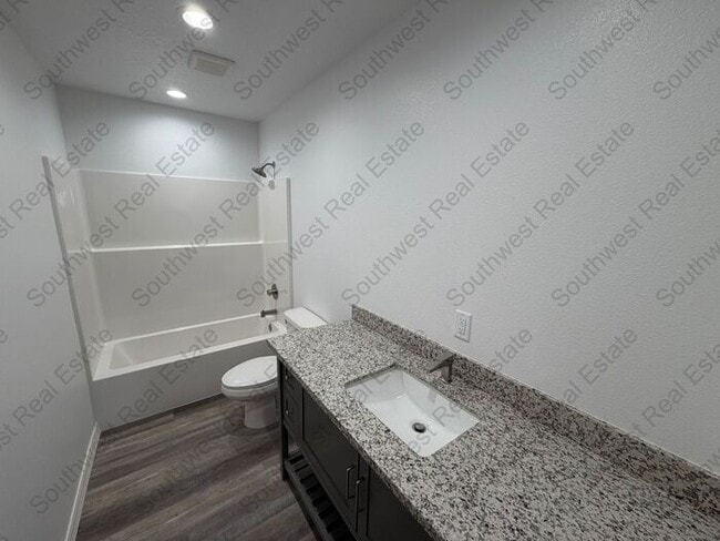 Foto del edificio - New Spacious 2 bedroom 2 bath Duplex.
