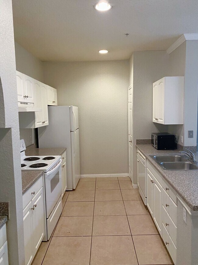Foto del edificio - $600 Deposit* Beautiful 2/2 with pool view Balcony/ Tile through entire unit washer & dryer, wate...