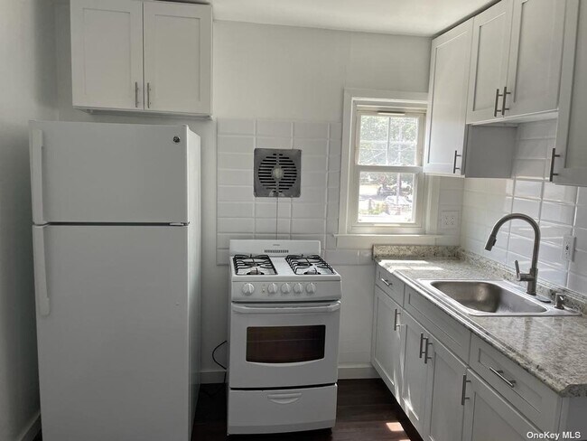 Building Photo - 158-04 137th Ave