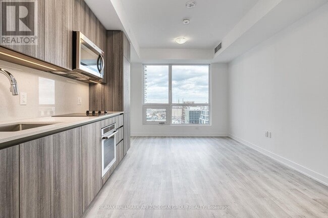 Building Photo - 162 Queens Quay E