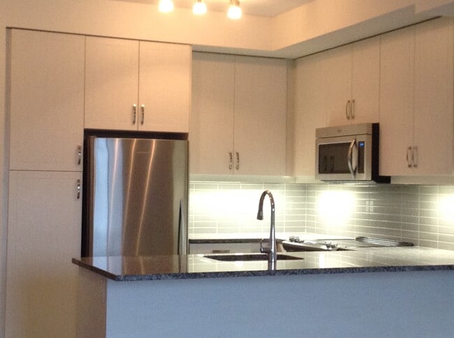 Building Photo - 3170-3170 Erin Mills Pkwy