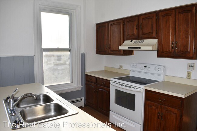 Building Photo - 4 br, 1.5 bath House - 101 E. Race Street