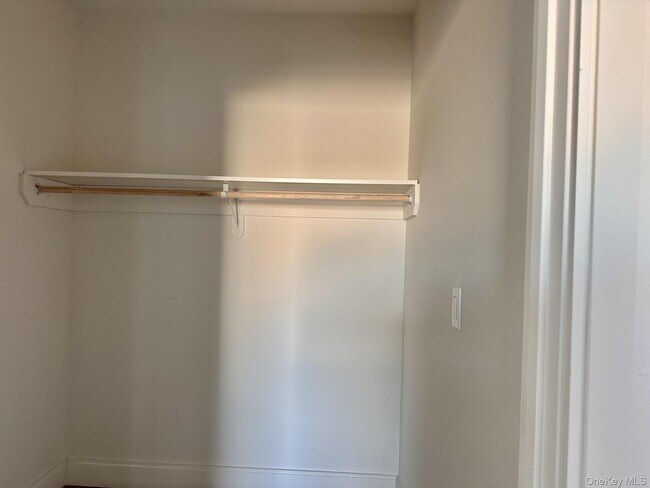 Foto del edificio - 362 W Merrick Rd