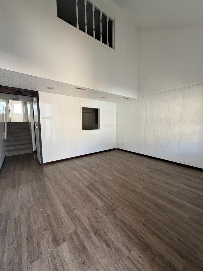 Building Photo - 2305 Southridge Dr