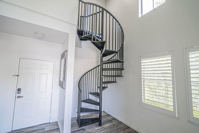Foto del edificio - 1 Bedroom + Loft in the Bordeaux Community of Saugus!