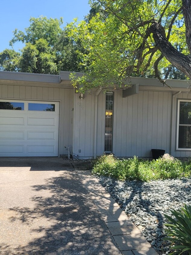 Primary Photo - Mid-Century Modern half-plex in American R...