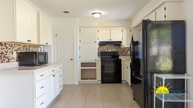 Foto del edificio - Beautiful 3 Bedroom Oasis in Oakland Heights!