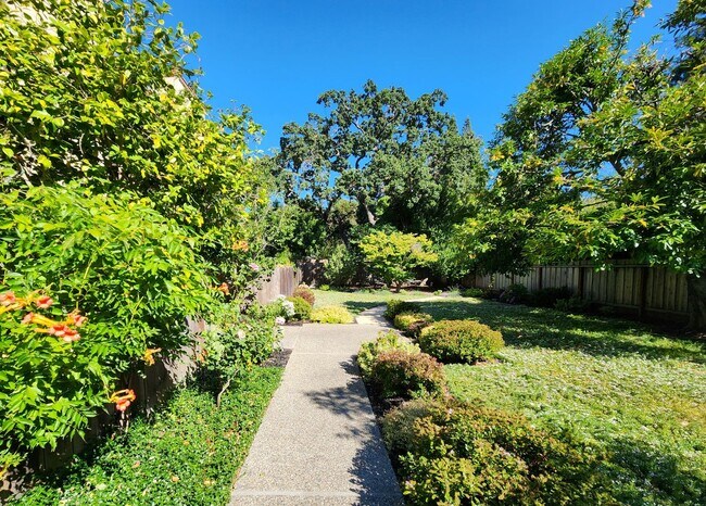 Building Photo - Lovely two bed, two bath condo with garden...