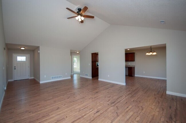 Living room - 721 Promenade Dr