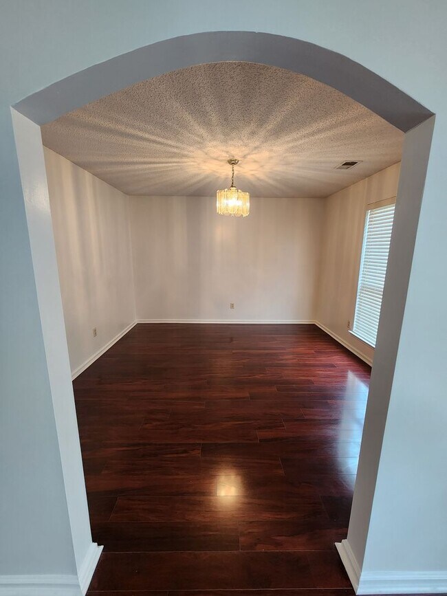 Foto del edificio - 908 Primrose Ln