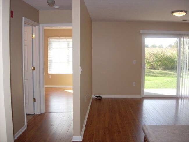 Building Photo - Great 2 Bedroom 2 Bathroom condo on the ea...