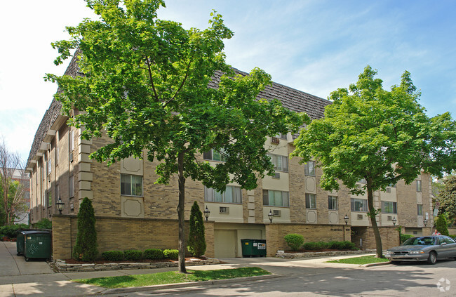 Building Photo - Lake Chateau